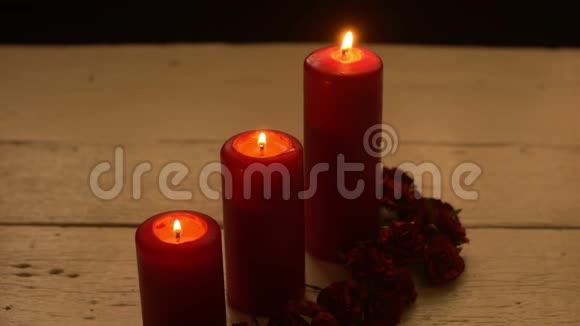 三盏红烛之光白桌上放着玫瑰视频的预览图