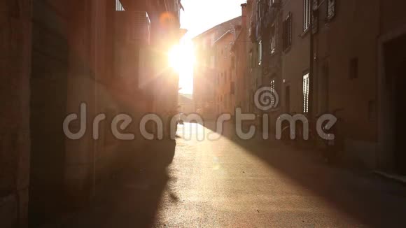 克罗地亚老城区街道夏日度假建筑物日落视频的预览图
