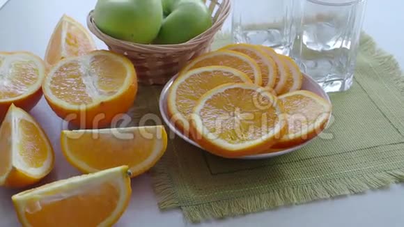 厨房桌子上有多汁的橘子和水果视频的预览图