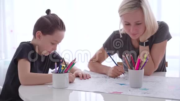 母亲和儿子用彩色铅笔绘制着色页视频的预览图