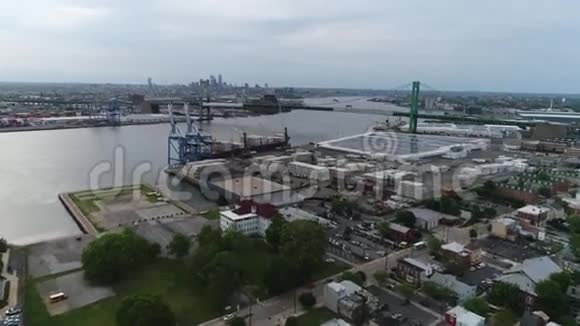 特拉华州海滨港口城市格洛斯特的鸟瞰图视频的预览图