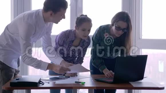 在一个时尚的办公室里在一个大的全景窗口的工作场所会见小组成员在屏幕电脑和视频的预览图