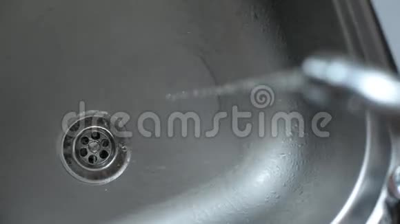 水滴在厨房的水槽里视频的预览图