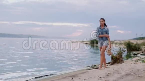 女人光着脚在岸上视频的预览图