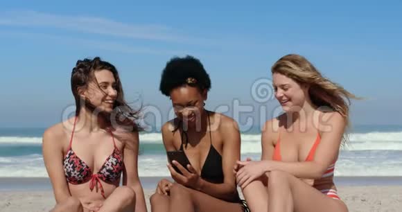 年轻女性朋友在电话里讨论视频的预览图