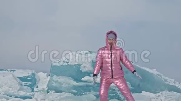 冬天女人在冰封的湖面上散步很有趣女孩玩得很开心笑着在一个视频的预览图