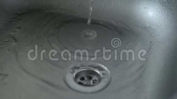 水滴在厨房的水槽里视频的预览图