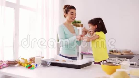 妈妈带着女儿在家做饭跳舞视频的预览图