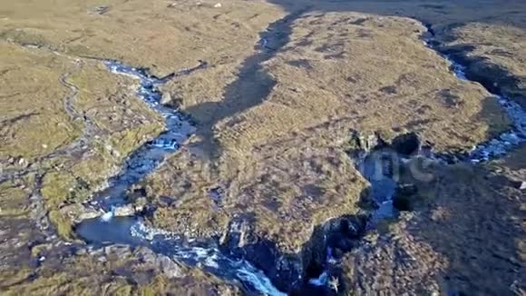 苏凯岛苏格兰的自动游泳池空中景观视频的预览图