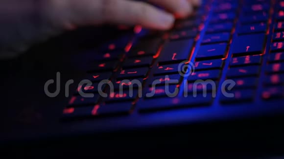 特写女人手打字女性双手用红灯按下笔记本电脑上的按键视频的预览图