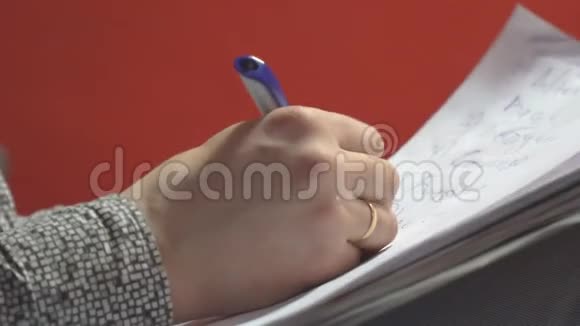 男人写字时双膝跪着地拿着纸视频的预览图
