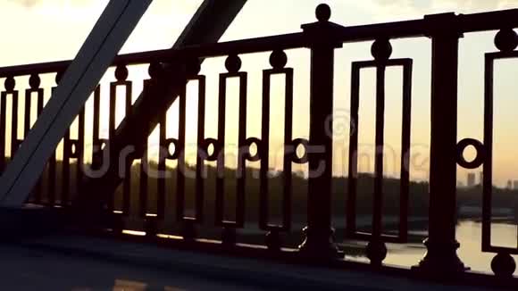 夏天潘在河桥上缓慢地拍摄了一幅灿烂的日落视频的预览图