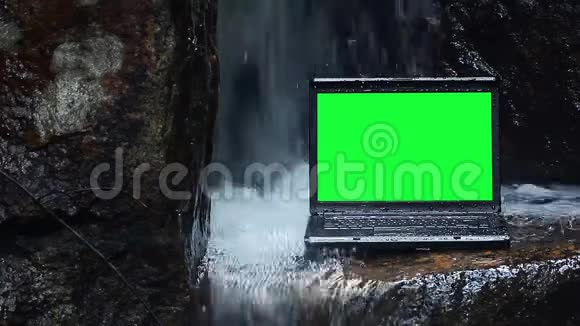 带有绿色屏幕的笔记本电脑视频的预览图