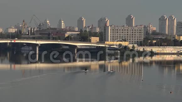 乌克兰Dnipro河上的现代桥梁蓝色水域和天空捕捉器视频的预览图