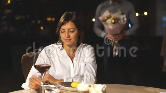 在咖啡馆里惊喜美丽浪漫的情侣年轻人正在向他的爱人献花感到幸福视频的预览图