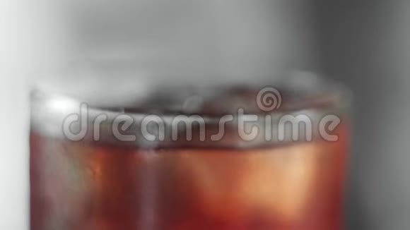 巴曼在Negroni鸡尾酒上挤压橙皮喷上橘皮放入杯中加入鸡尾酒视频的预览图