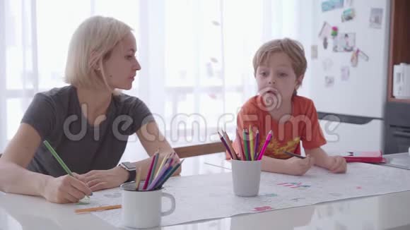母亲和儿子用彩色铅笔绘制着色页视频的预览图