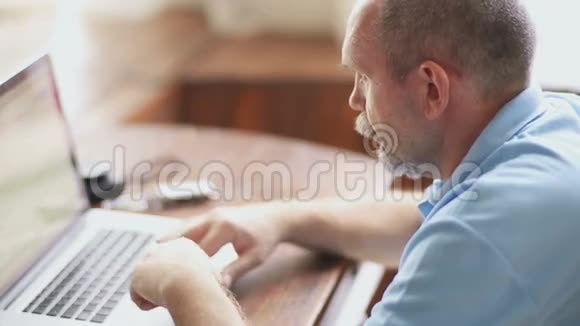 老人用笔记本电脑工作视频的预览图