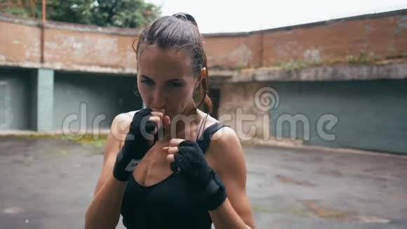 美丽的混合赛跆拳道女子训练在雨下户外劲爆健身拳系列视频的预览图