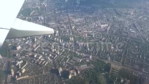 从高空飞过基辅市视频的预览图