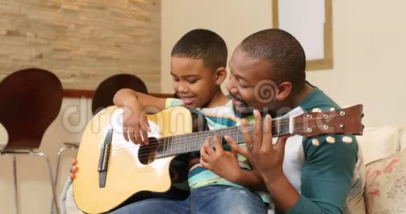 父亲和儿子在客厅弹吉他视频的预览图