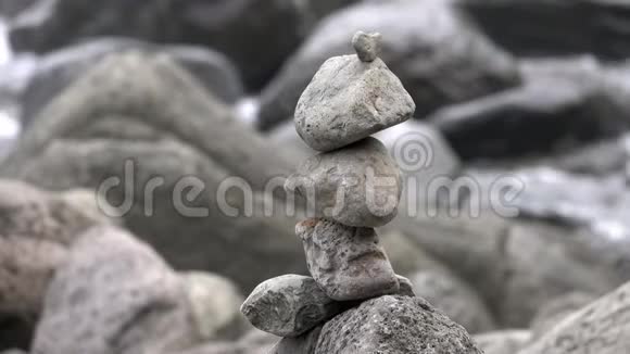 海岸平衡禅石结构视频的预览图