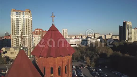 空中镜头红色特兰西瓦尼亚教堂录像红教堂的鸟瞰图视频的预览图