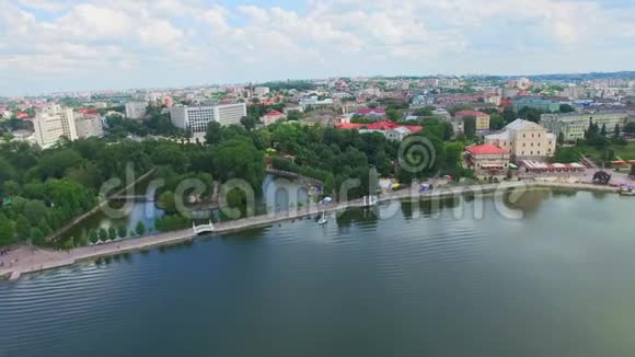空中观景飞行在公园和美丽的蓝色湖泊在市中心特诺皮尔乌克兰人们正在休息视频的预览图