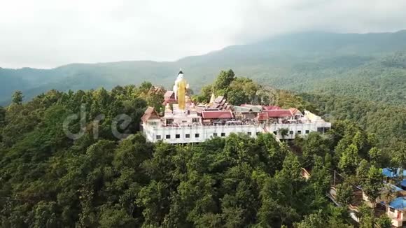 山顶上的佛寺空中无人机4k镜头视频的预览图