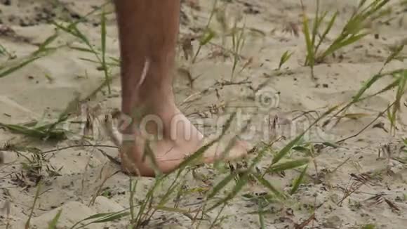 光脚踩在沙滩上视频的预览图