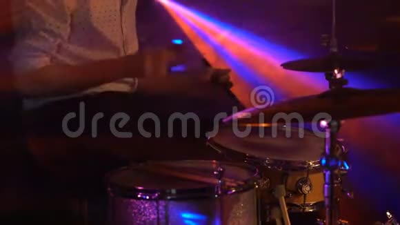 无名氏鼓手在舞台上鼓视频的预览图
