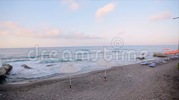 沙滩阳光明媚遮阳伞迎着蓝天视频的预览图