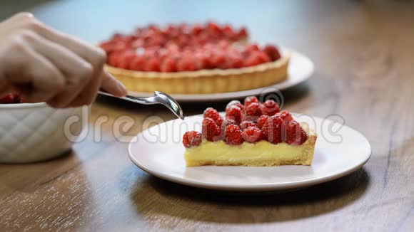 用勺子和刀子切第一块树莓疣子吃甜点极度靠近视频的预览图