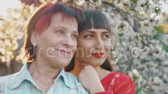 年迈的母亲和她成年的女儿视频的预览图