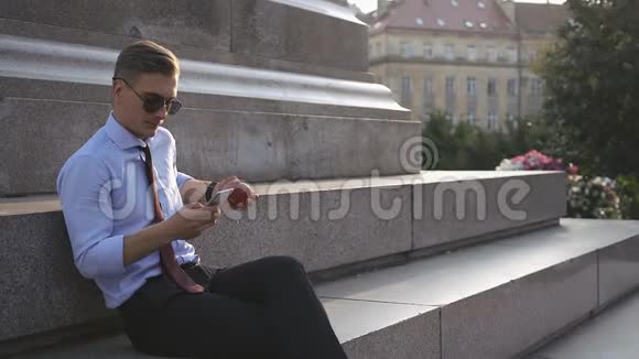 年轻人用他的智能手表工作视频的预览图