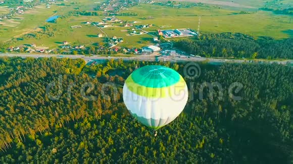 飞过热气球热气球在空中飞过农村的一片田野空中观景热空气视频的预览图