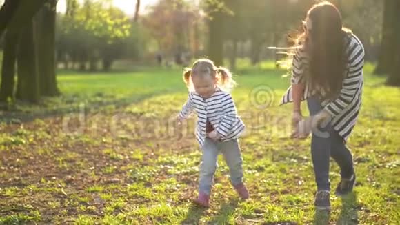 有趣的小女孩正在离开她的母亲在公园里玩户外活动活动期内有乐趣的女性儿童视频的预览图