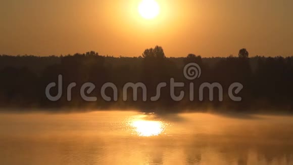 一个风景如画的湖有轻微的薄雾和绿色的河岸看上去很好视频的预览图