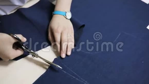 裁缝裁剪布料女孩定制模板视频的预览图