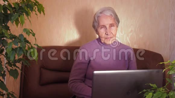 一个有笔记本电脑的老年妇女视频的预览图