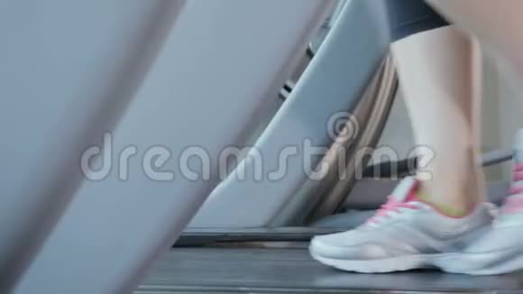 穿运动鞋的女人在跑步机上跑步视频的预览图
