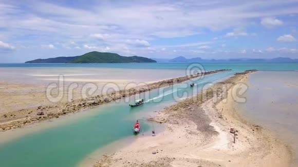 泰国传统的长尾船在沙滩上通过水道航行视频的预览图