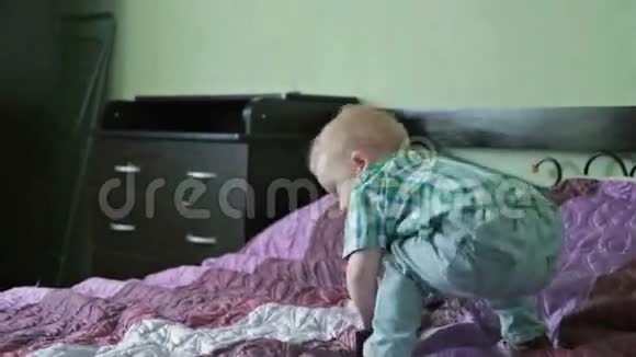 小男孩在床上玩得很开心视频的预览图