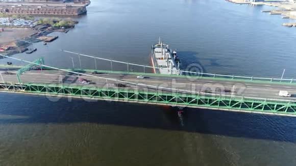 费城沃尔特惠特曼大桥空中景观视频的预览图