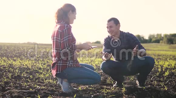 智能生态农业团队使用现代技术在农业慢动作生活方式视频男女农民视频的预览图
