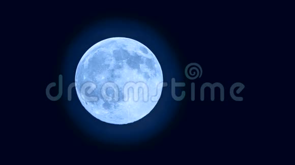 蓝色的满月在黑暗的天空中升起万圣节视频的预览图