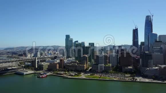 从海景天际线俯瞰旧金山市中心摩天大楼的4k鸟瞰图视频的预览图