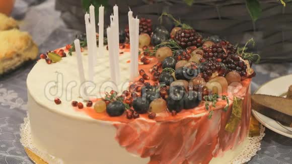 用熄灭的蜡烛装饰婚礼蛋糕视频的预览图