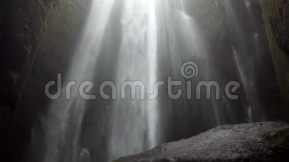 冰岛强大瀑布的美丽景观溪水从山顶上流下来溅起水花视频的预览图