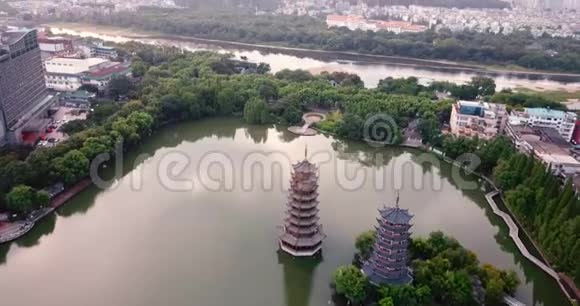 中国桂林双塔公园的鸟瞰图视频的预览图